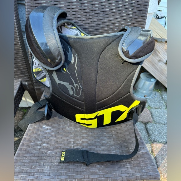 STX Stallion 100 lacrosse shoulder pads - Picture 3 of 3